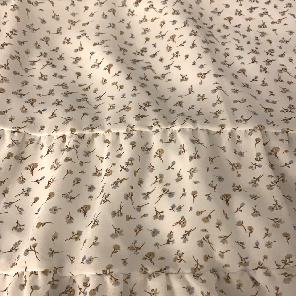 This is a cute top that had a very dainty design on it. - Picture 2 of 2